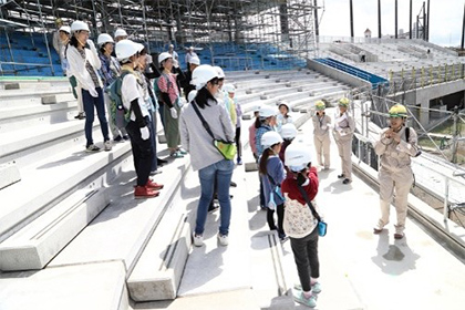 Scene of the observation tour of construction sites where Kensetsu Komachi work in 2019