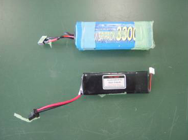 上：水素ニッケル電池 下：リチウムポリマー電池