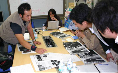 意見交換を行う真壁リーダーと、草薙部長・増田デザイナー