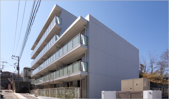2008年竣工のルーチェ北軽井沢(横浜市)。床チャンバー空調システムを採用したオール電化マンションとなる。
