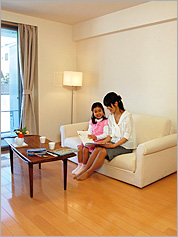 エアコン室内機・配管や換気給気口が居室に露出しないスタイリッシュな住宅システムである。
