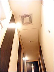 廊下天井内に空調機が設置されている。