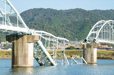 水管橋落下の状況 出典)国土交通省