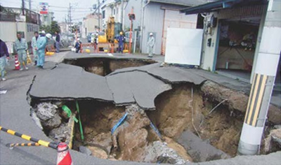 道路陥没の状況 出典）土木技術資料