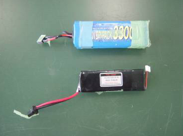 上:水素ニッケル電池 下:リチウムポリマー電池